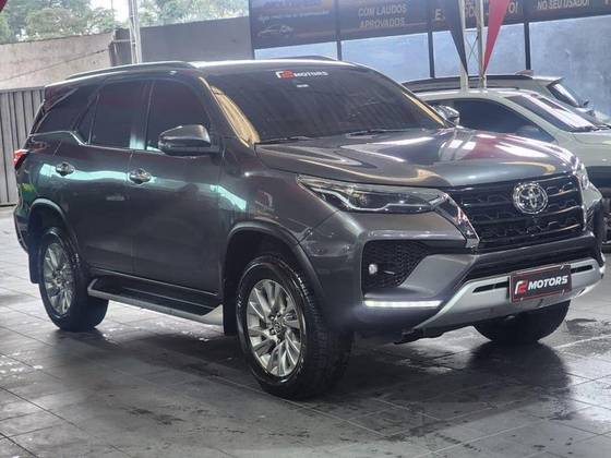 TOYOTA HILUX SW4 2.8 D-4D TURBO DIESEL SRX 7L 4X4 AUTOMÁTICO